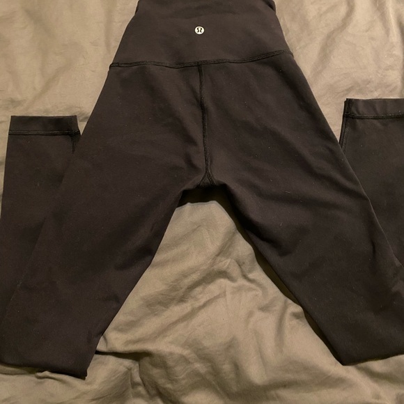 Black Lululemon Wunder Under legging. Size 2 - Picture 1 of 4